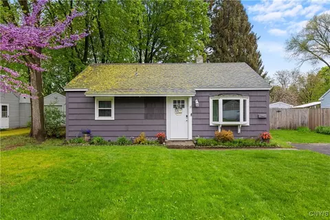 37 Waterbury Dr, Syracuse, NY 13212