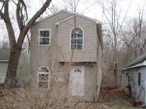 6996 Lakeshore Rd, Cicero, NY 13039