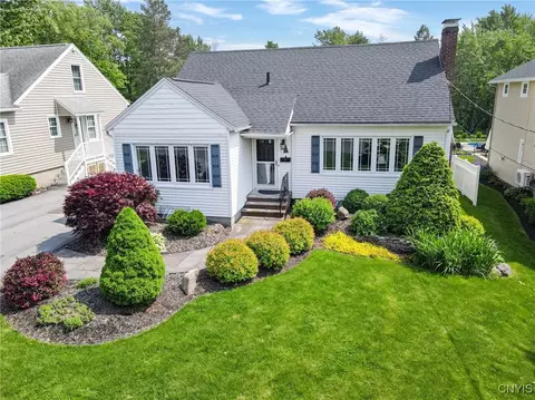 60 Elizabeth St, Skaneateles, NY 13152