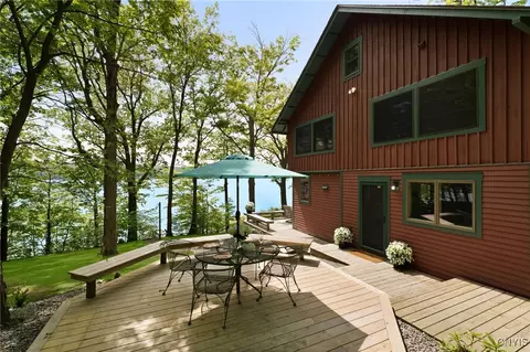 1561 Red Tail Ln, Skaneateles, NY 13152