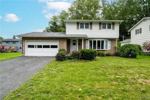 7698 Anchor Dr, Liverpool, NY 13090