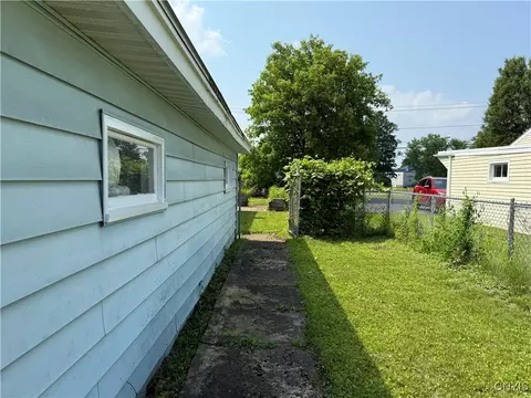 Exterior - 1 Devonshire Rd, Syracuse, NY 13212 photo 4 of 7