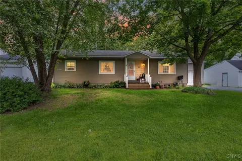 14 Loomis Ter, Schroeppel, NY 13135