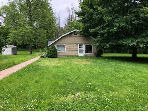 62 Chestnut St, Schroeppel, NY 13135