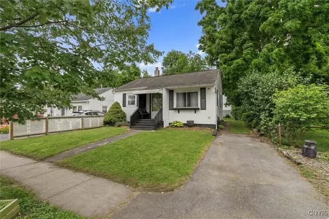 107 Edgeware Rd, Salina, NY 13208