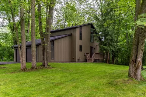 8730 Radburn Dr, Lysander, NY 13027