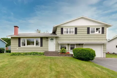 7298 Greenbriar Rd, Syracuse, NY 13212