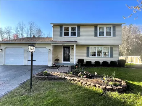 8135 Mccamidge Dr, Cicero, NY 13039