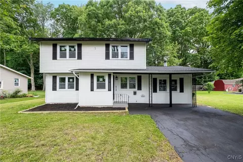 210 Sandra Ln, North Syracuse, NY 13212
