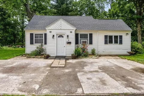 9 Lawrence Ave, New Hartford, NY 13413