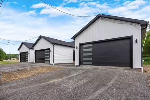 23 Elm St, Schroeppel, NY 13135