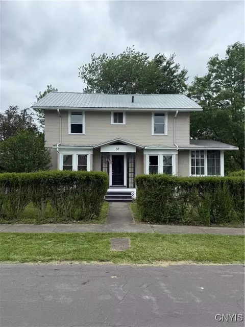 37 Peacock St, Auburn, NY 13021