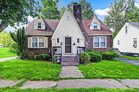 18 Fairdale Pl, Whitestown, NY 13492