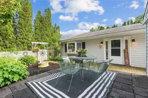 55 Ainslee Dr, Schroeppel, NY 13132