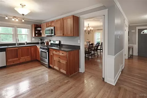 Entry Way - 105 Maple Dr, Fayetteville, NY 13066 photo 4 of 6