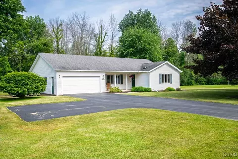 20 Glencove Dr, Oswego, NY 13126