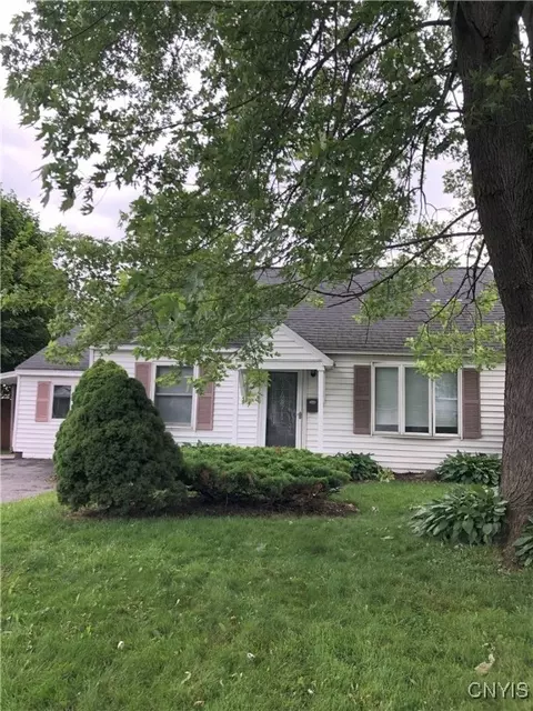 302 Hyland Dr, Salina, NY 13212