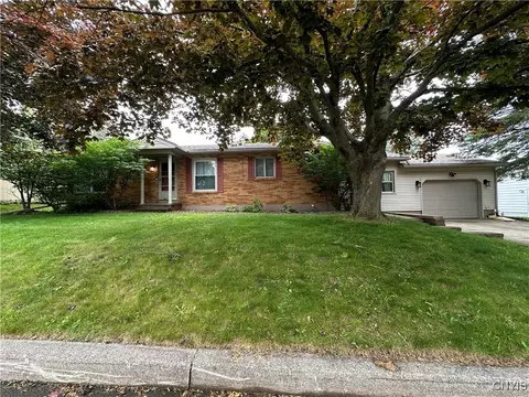 8 Sunrise Dr, Oswego, NY 13126