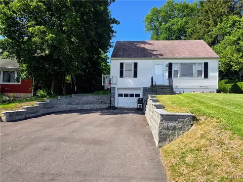 120 W Dauenhauer St, East Syracuse, NY 13057