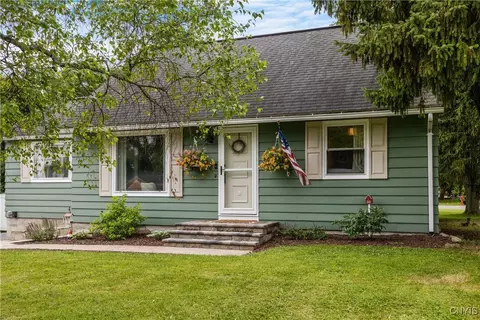 102 Bramley Dr, Camillus, NY 13031