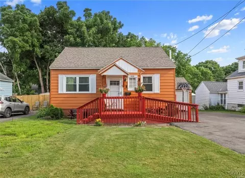 808 Ballantyne Rd, Syracuse, NY 13207