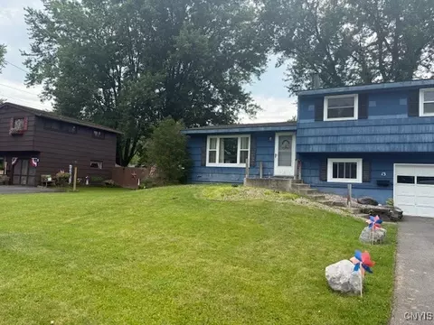 13 Ilex Ln, Liverpool, NY 13090