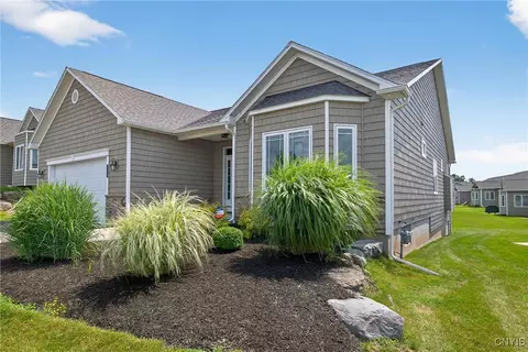 105 Austin Meadows Dr S, Manlius, NY 13104