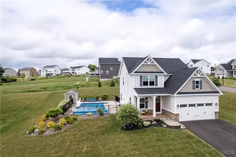 2600 Sunshine Cir, Camillus, NY 13031