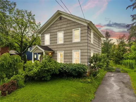 17 Burr St, Cazenovia, NY 13035