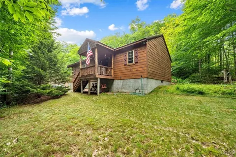 160 Pawnee Dr, Webb, NY 13420