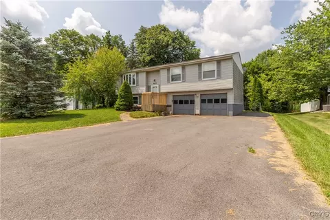 8405 Winterberry Way, Liverpool, NY 13090