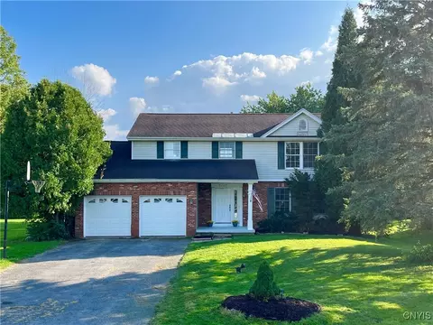 8447 Rollercoaster Dr, Cicero, NY 13039