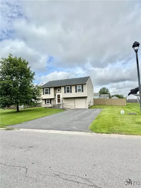 8479 Switch Ln, Cicero, NY 13039
