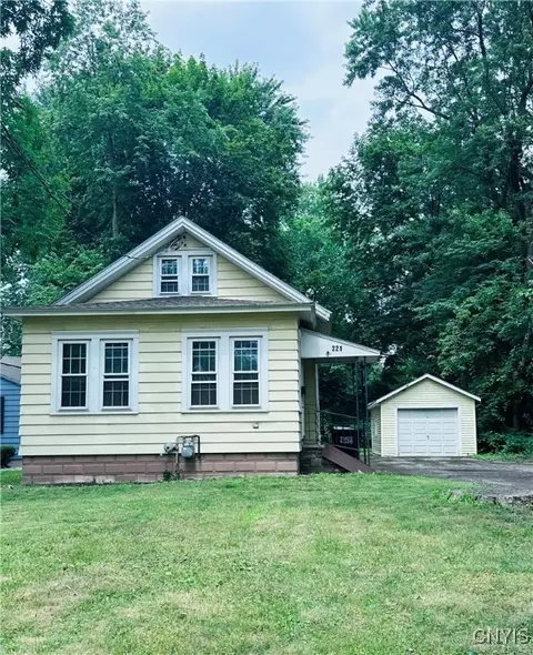 221 Campbell Rd, Salina, NY 13211