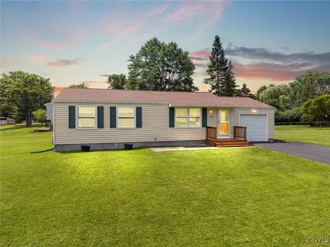 5106 Briarledge Rd, Syracuse, NY 13212