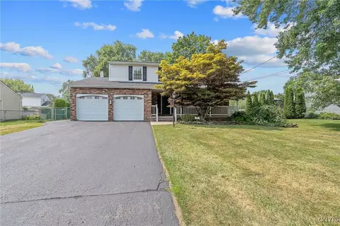 27 Nectarine Ln, Liverpool, NY 13090