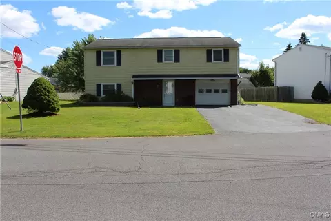 5370 Vineyard Dr, Clay, NY 13041