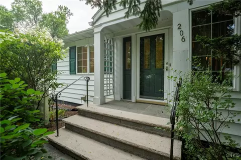 206 Euclid Dr, Fayetteville, NY 13066