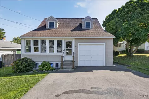 400 Kenwick Dr, Salina, NY 13208
