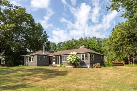 8 Willard Dr, Bernhards Bay, NY 13028