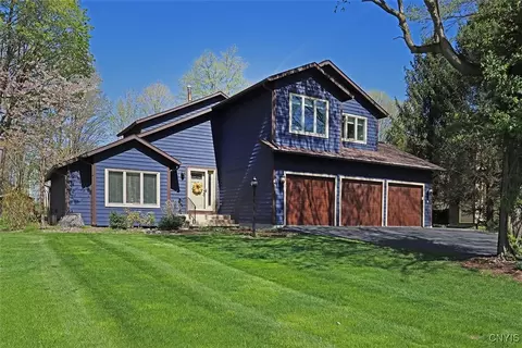 8228 Verbeck Dr, Manlius, NY 13104