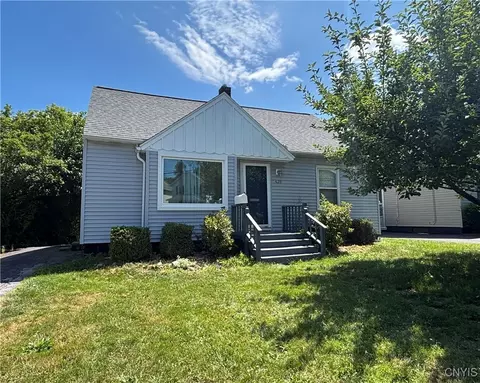 435 Darlington Rd E, Salina, NY 13208