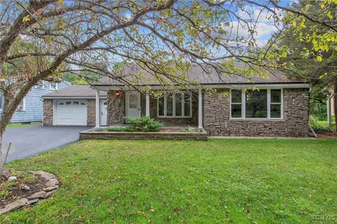 215 Gulf Rd, Camillus, NY 13031