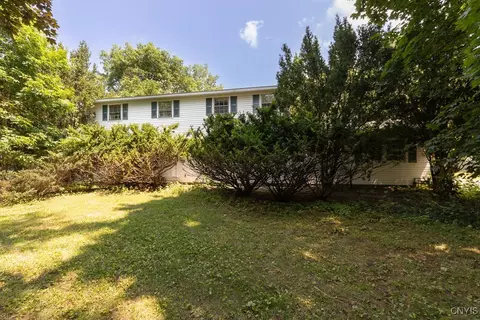 110 Foxcroft Ln, Fayetteville, NY 13066