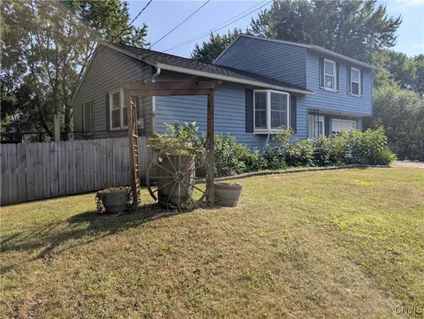 419 Fay Ln, Minoa, NY 13116