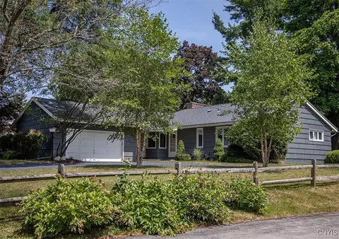 5 Bradford Dr, Syracuse, NY 13224