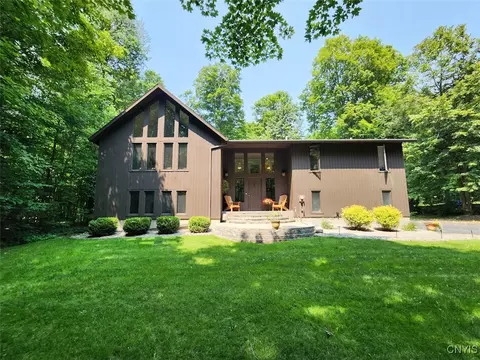 2683 Dunbar Woods Rd, Marcellus, NY 13108