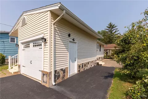 6388 Carson Dr, East Syracuse, NY 13057 photo 4
