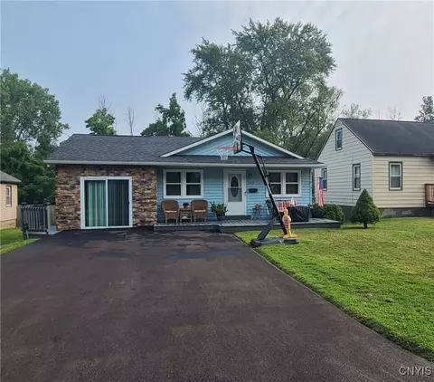 303 Garden City Dr, Salina, NY 13211