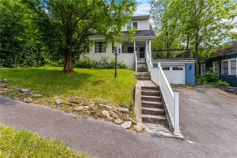 206 Bennington Dr, Syracuse, NY 13205